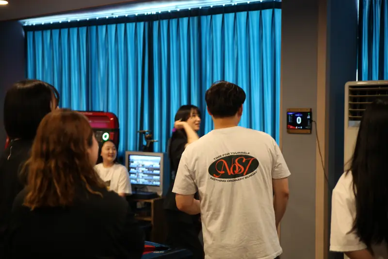 다트 차례를 함께 지켜보는 워크숍 참가자들